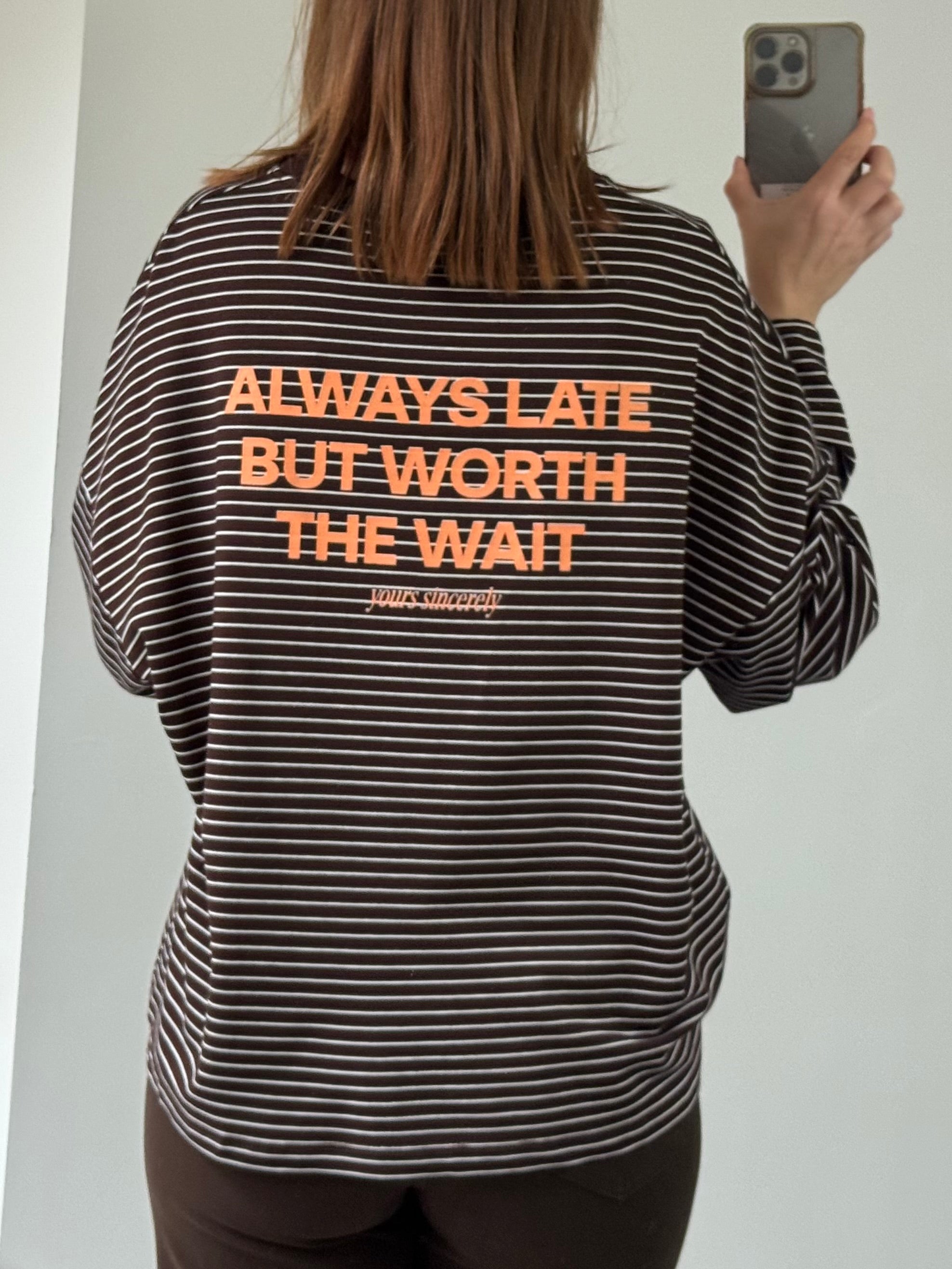 Trui 'always late' bruin