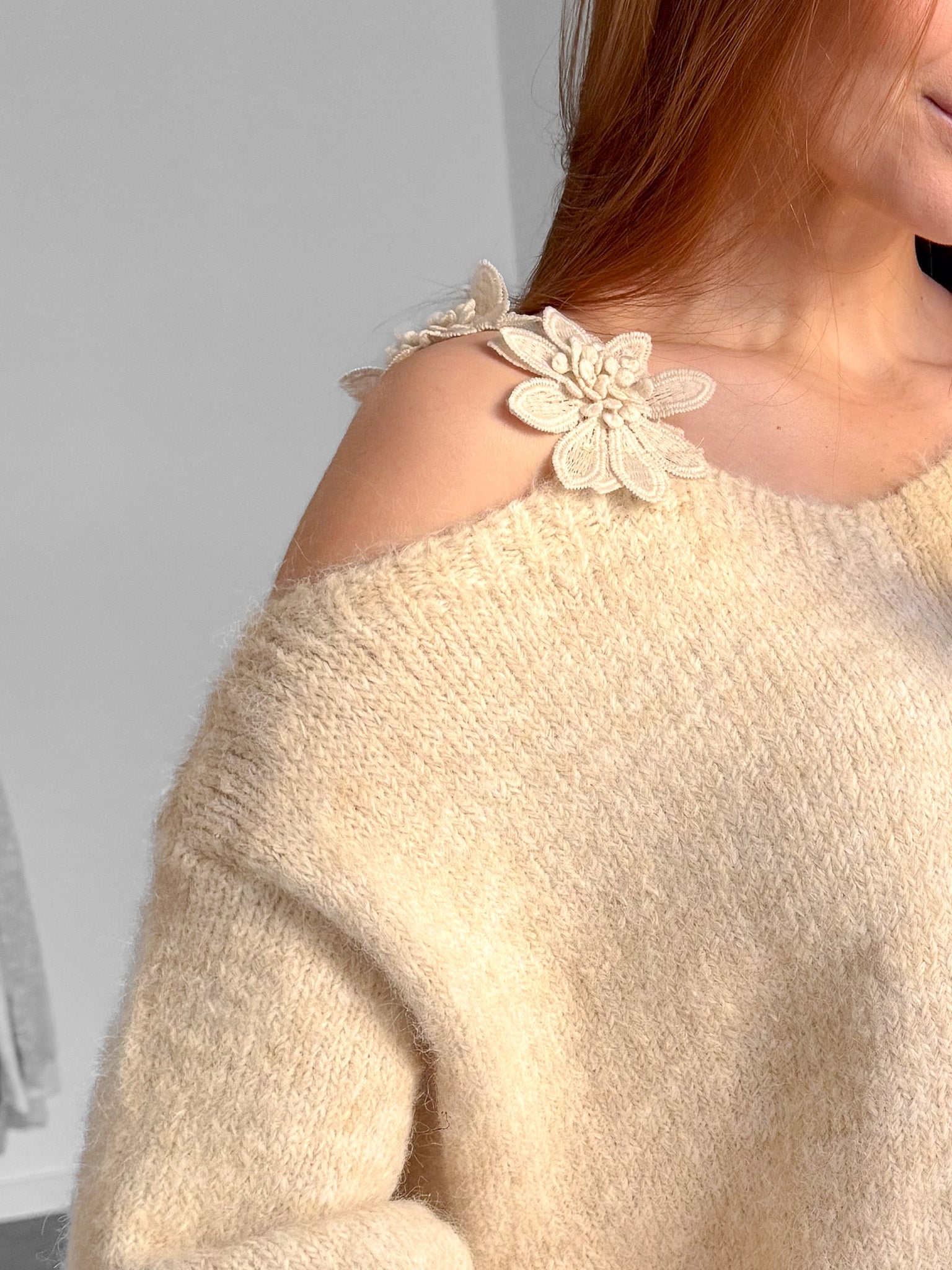 Trui bloemetjes beige