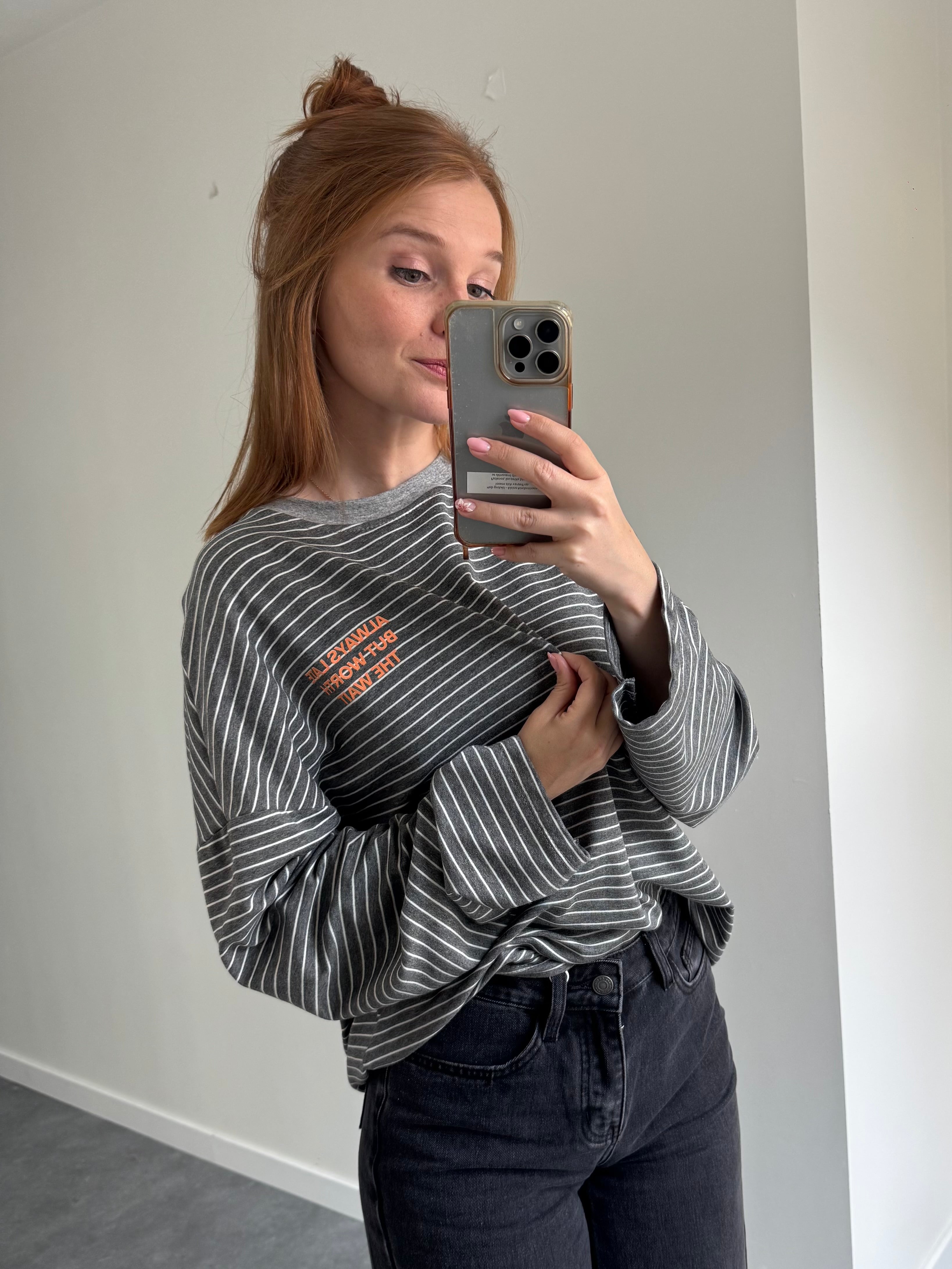 Trui 'always late' grijs